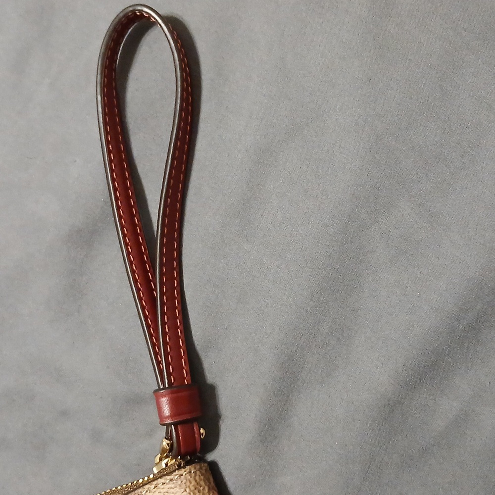 COACH CORNER ZIP WRISTLET IN SIGNATURE WITH CHERRY - Picture 3 of 4